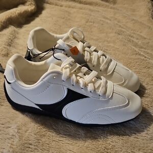 NWT Avia Womens White and Black Sneakers Size 7